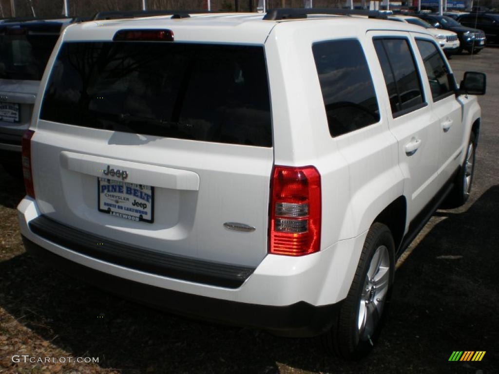 2011 Patriot Latitude - Bright White / Dark Slate Gray photo #2