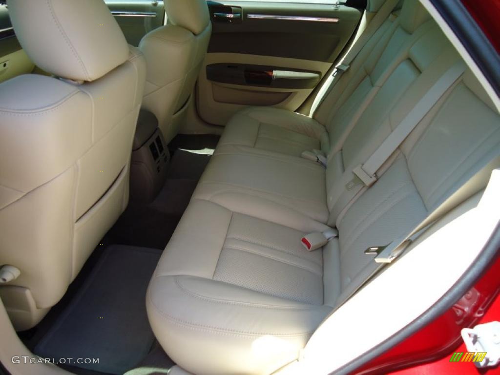 Medium Pebble Beige/Cream Interior 2008 Chrysler 300 C HEMI Heritage Edition Photo #47517301