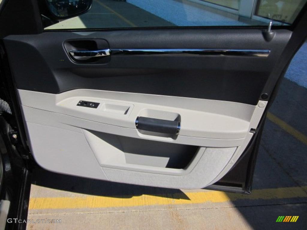 2007 Chrysler 300 C SRT8 Dark Slate Gray/Light Graystone Door Panel Photo #47518708