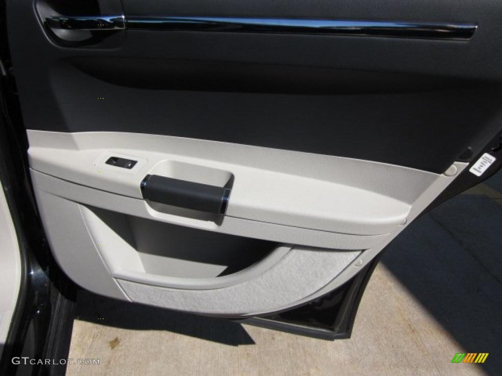 2007 Chrysler 300 C SRT8 Dark Slate Gray/Light Graystone Door Panel Photo #47518723