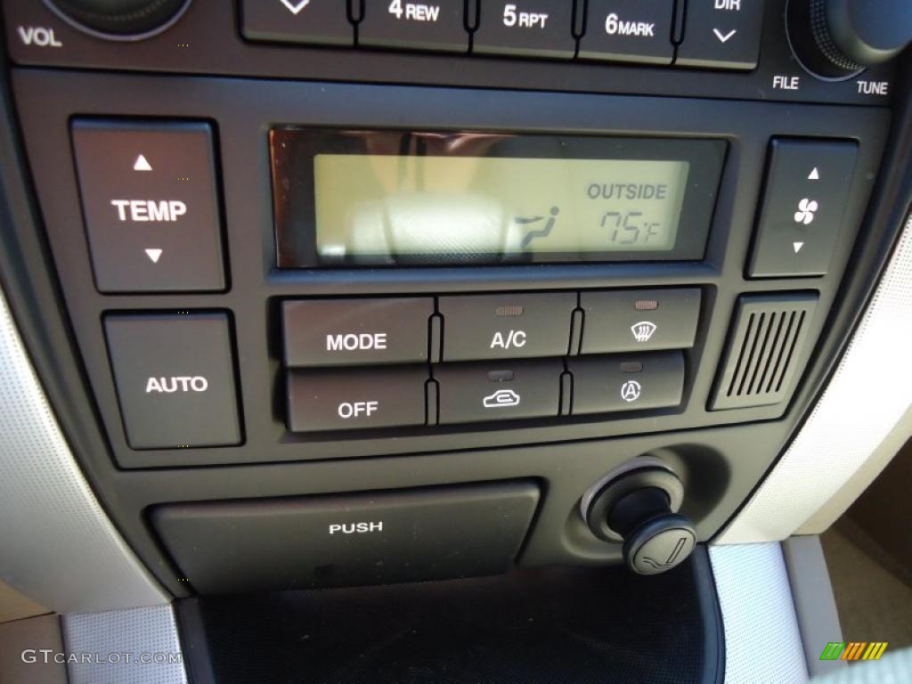 2008 Hyundai Tucson Limited Controls Photo #47519902