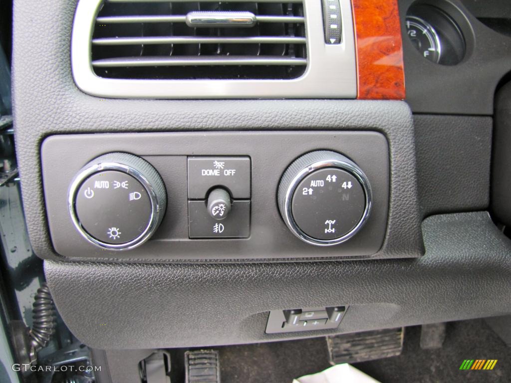 2011 Chevrolet Avalanche LT 4x4 Controls Photo #47520376