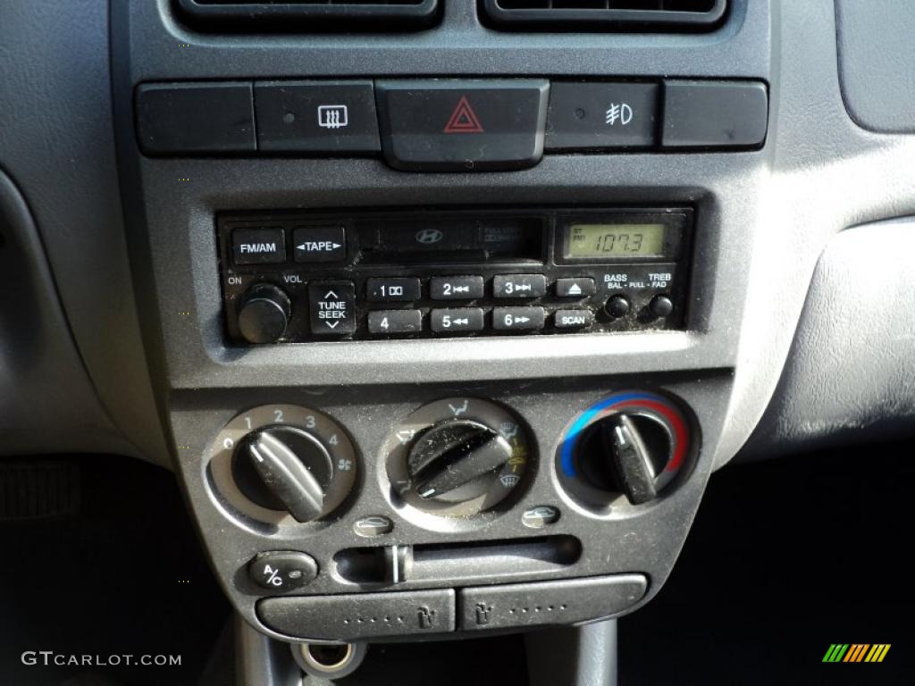 2005 Hyundai Accent GLS Coupe Controls Photos