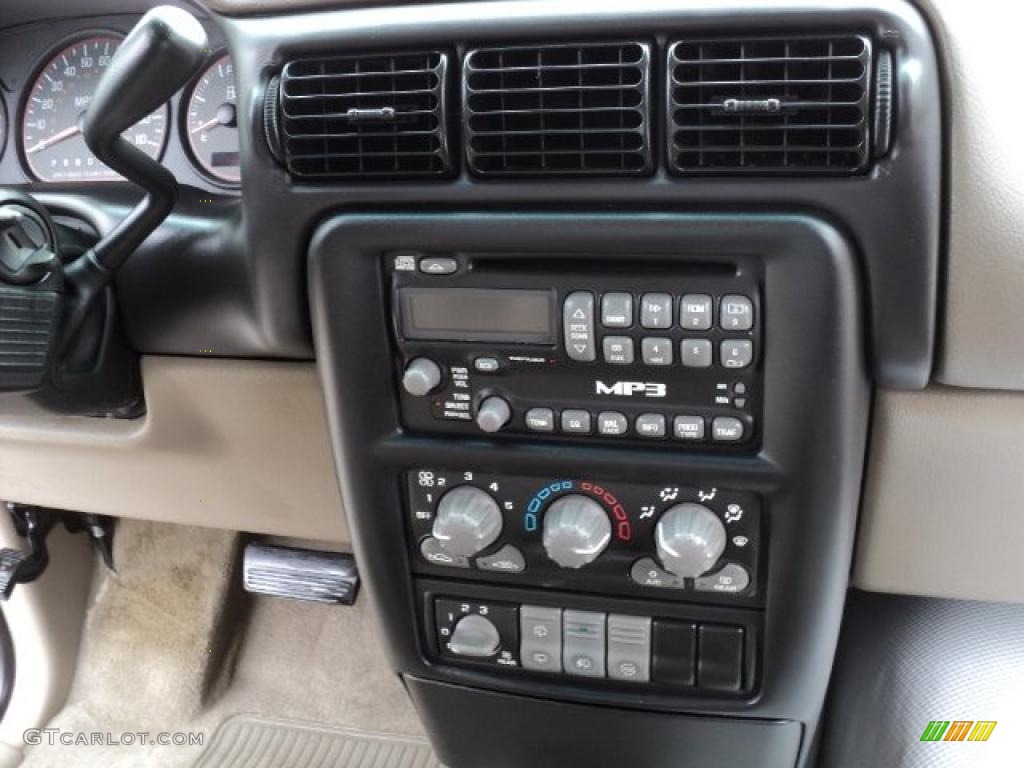 2004 Pontiac Montana Standard Montana Model Controls Photo #47526631