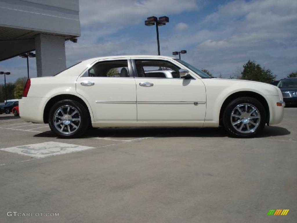 2008 300 C HEMI AWD - Stone White / Dark Khaki/Light Graystone photo #2