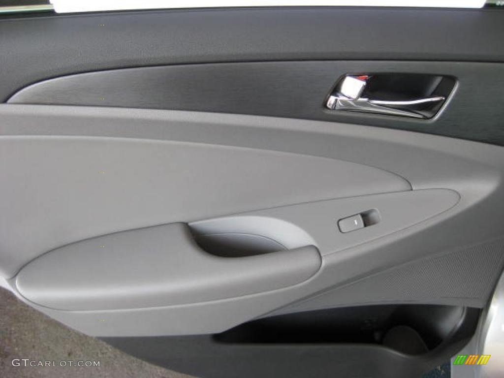 2011 Sonata SE - Radiant Silver / Gray photo #17