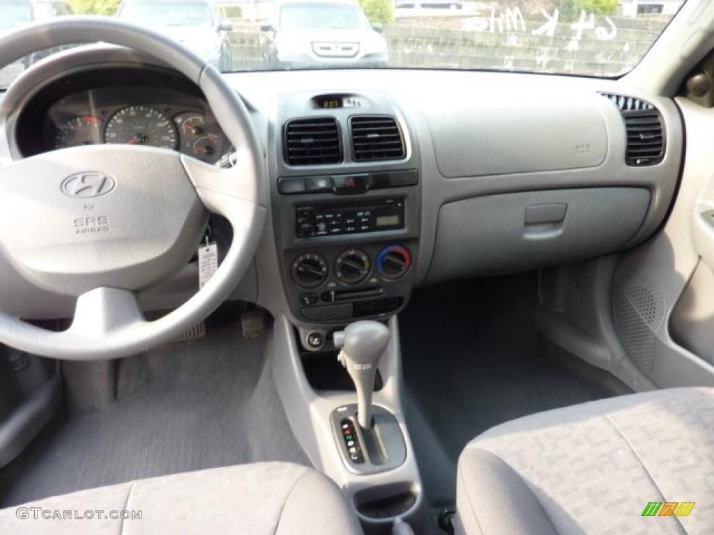 2003 Hyundai Accent GL Sedan Dashboard Photos