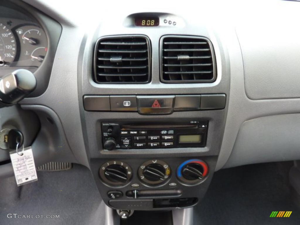 2003 Hyundai Accent GL Sedan Controls Photo #47543045