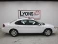 2005 Vibrant White Ford Taurus SEL  photo #15