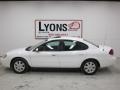 2005 Vibrant White Ford Taurus SEL  photo #27