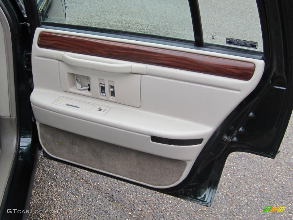 1996 Cadillac DeVille Sedan Neutral Shale Door Panel Photo #47557349