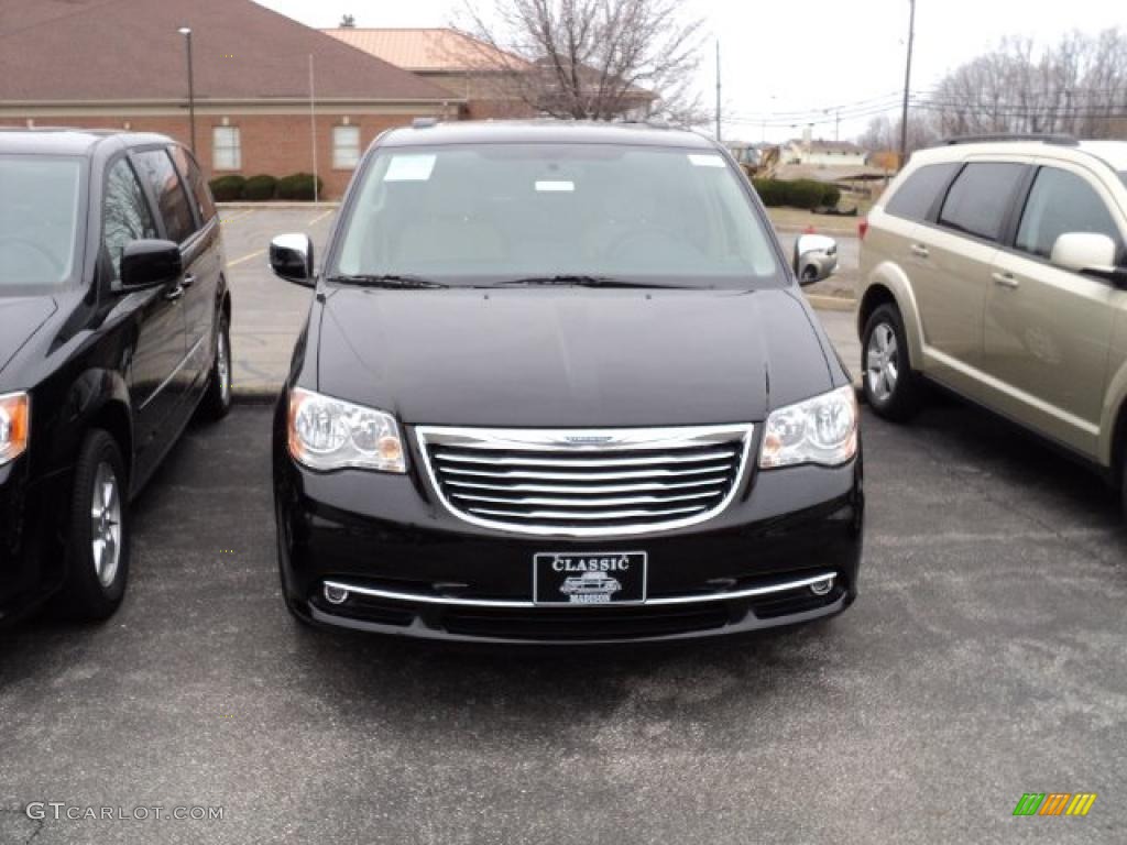 2011 Town & Country Touring - L - Brilliant Black Crystal Pearl / Black/Light Graystone photo #1