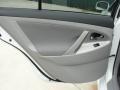 Super White - Camry SE Photo No. 21