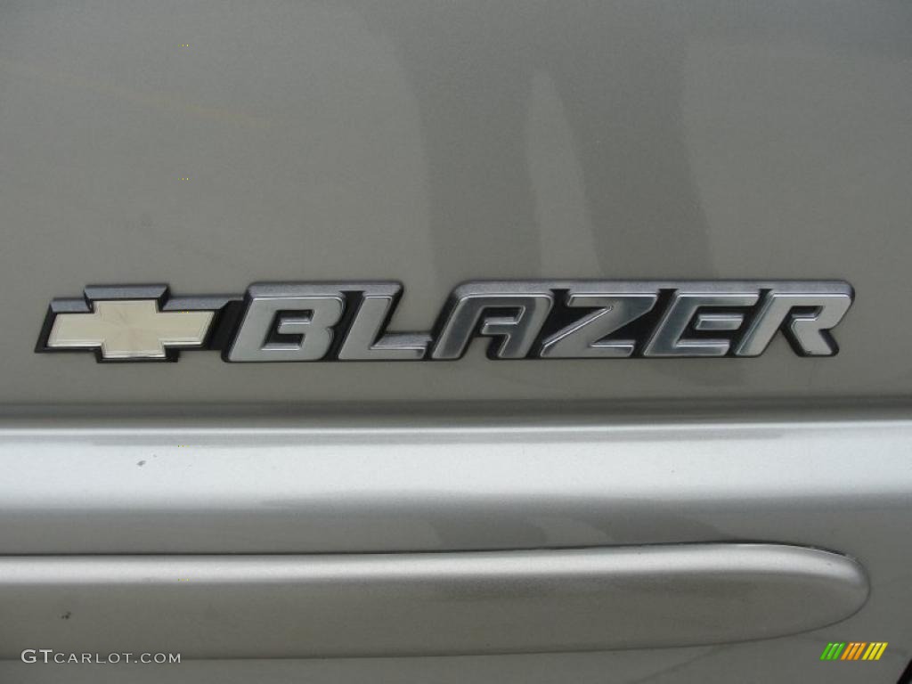 2004 Chevrolet Blazer LS Marks and Logos Photos