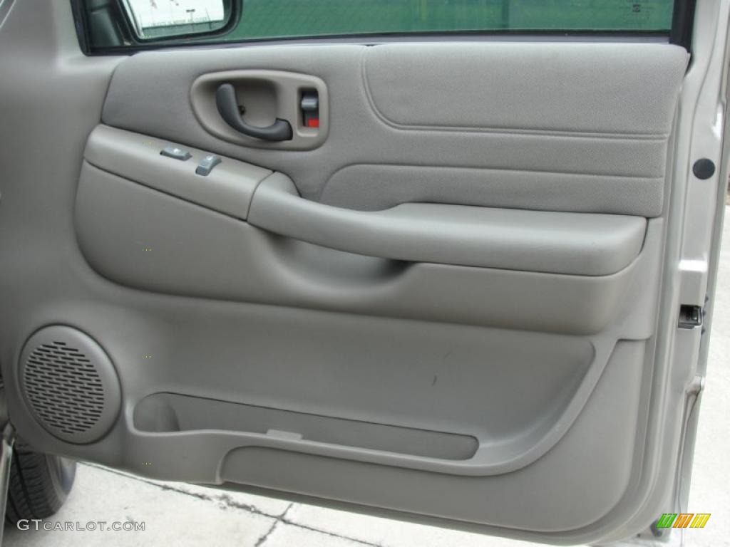 2004 Chevrolet Blazer LS Medium Gray Door Panel Photo #47568350