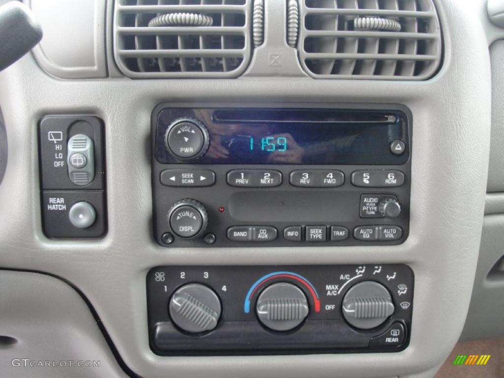 2004 Chevrolet Blazer LS Controls Photo #47568644