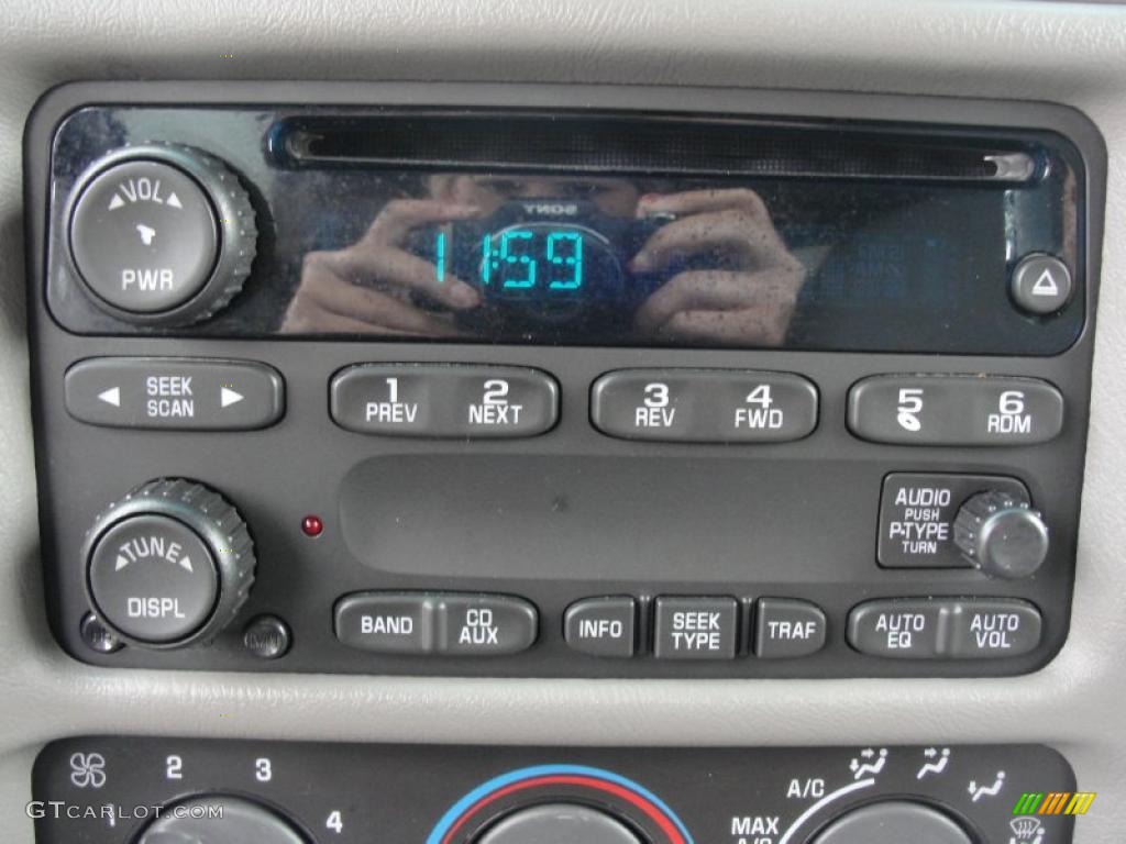 2004 Chevrolet Blazer LS Controls Photo #47568662