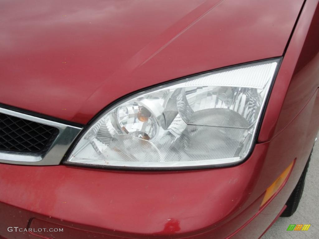 2005 Focus ZX4 S Sedan - Sangria Red Metallic / Dark Flint/Light Flint photo #10