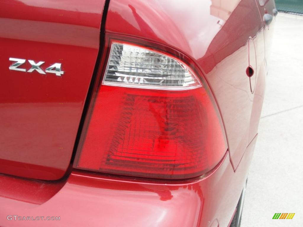 2005 Focus ZX4 S Sedan - Sangria Red Metallic / Dark Flint/Light Flint photo #18