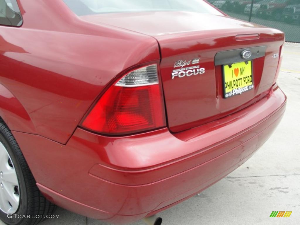 2005 Focus ZX4 S Sedan - Sangria Red Metallic / Dark Flint/Light Flint photo #21