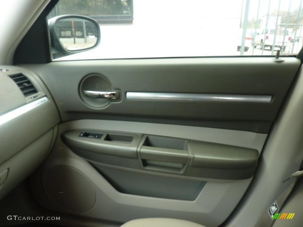 2008 Dodge Magnum SXT Dark Khaki/Light Graystone Door Panel Photo #47576837