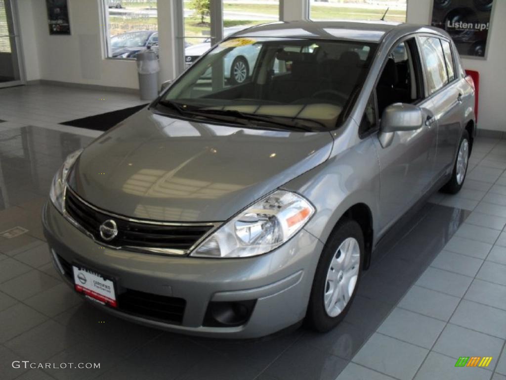 2010 Versa 1.8 S Hatchback - Magnetic Gray Metallic / Charcoal photo #1