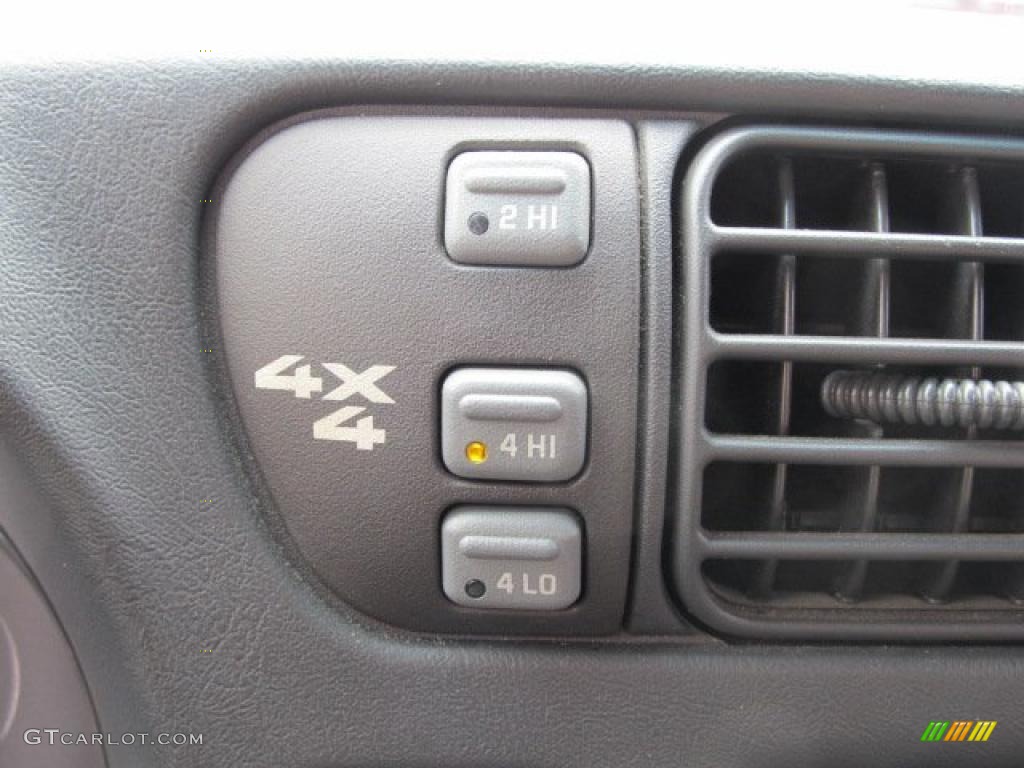 2002 Chevrolet Blazer LS 4x4 Controls Photo #47588275
