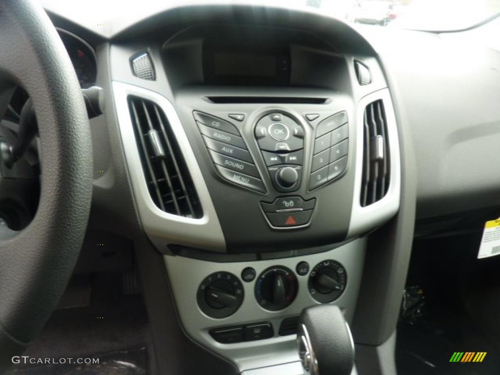 2012 Ford Focus SE Sedan Controls Photo #47596510