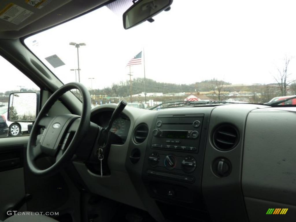 2006 F150 STX SuperCab 4x4 - Silver Metallic / Medium/Dark Flint photo #17