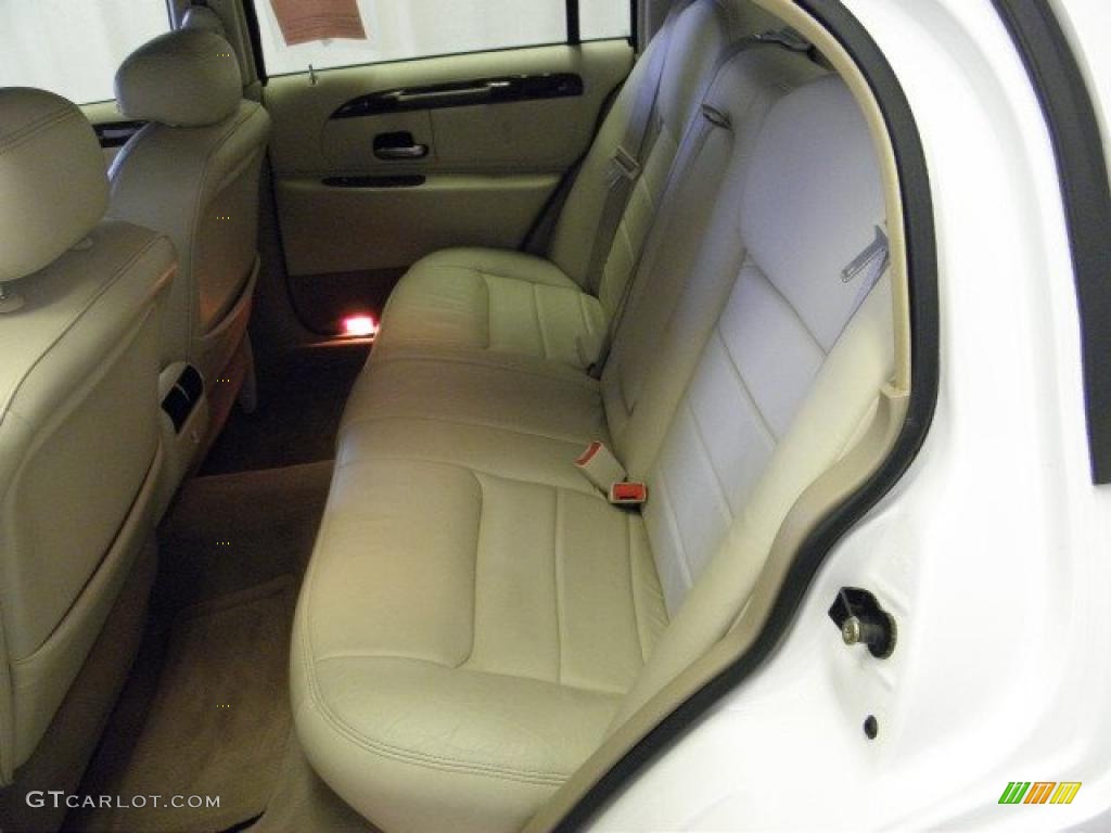 Light Parchment Interior 2001 Lincoln Town Car Signature Photo #47608475