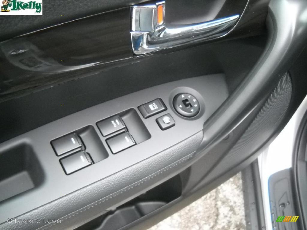 2011 Sorento LX V6 AWD - Bright Silver / Black photo #16