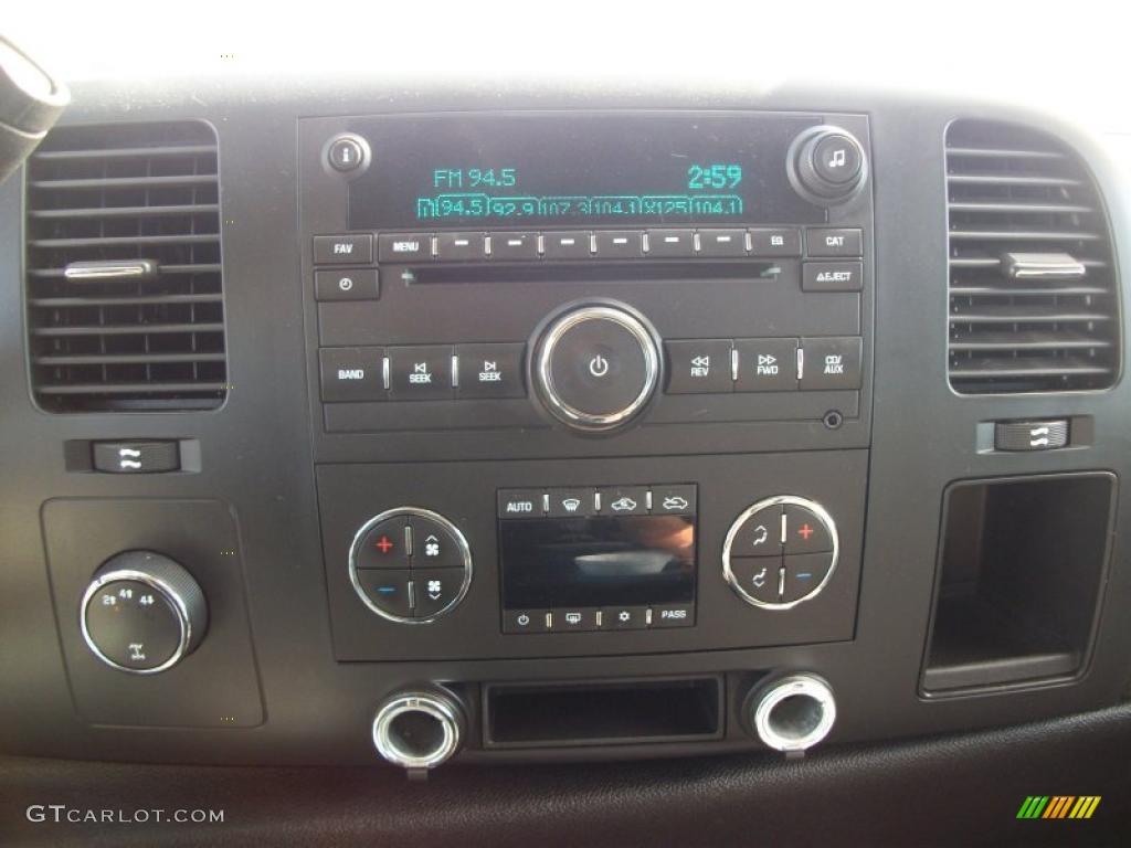 2008 Chevrolet Silverado 2500HD LT Crew Cab 4x4 Controls Photo #47620235