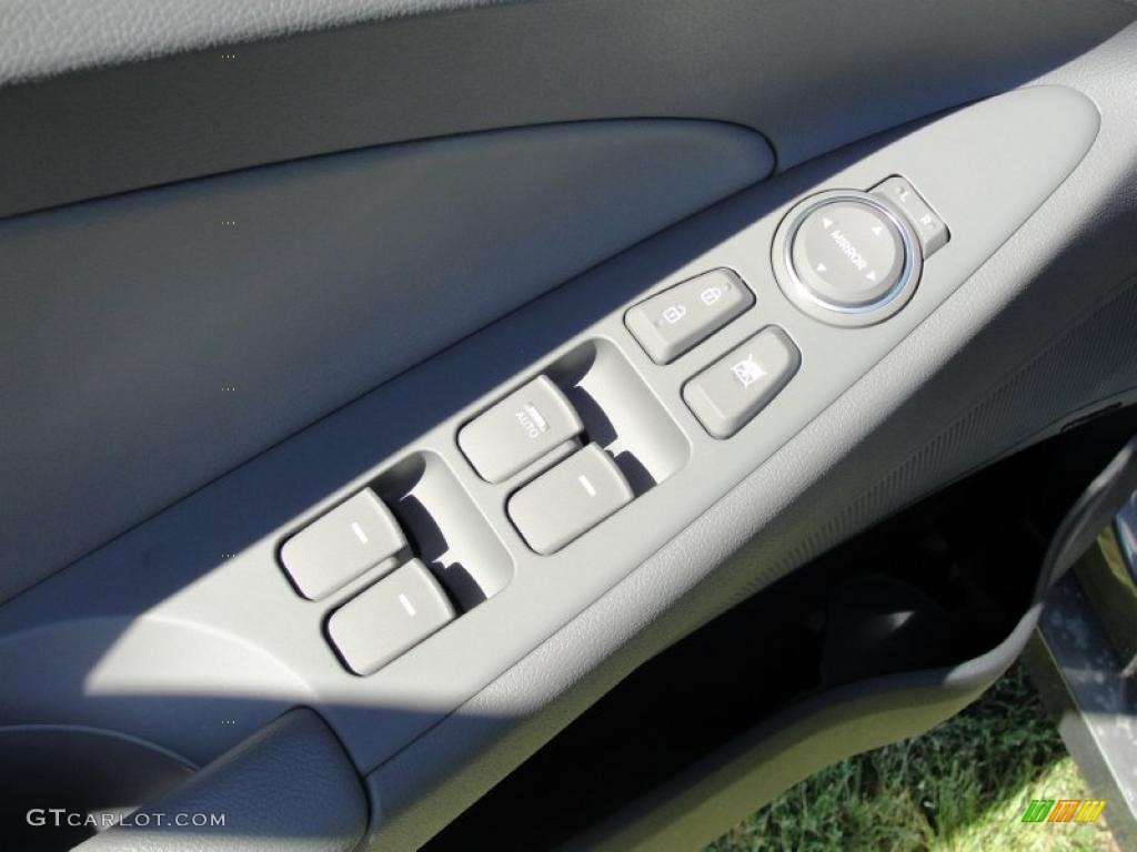 2011 Hyundai Sonata SE Controls Photo #47624639