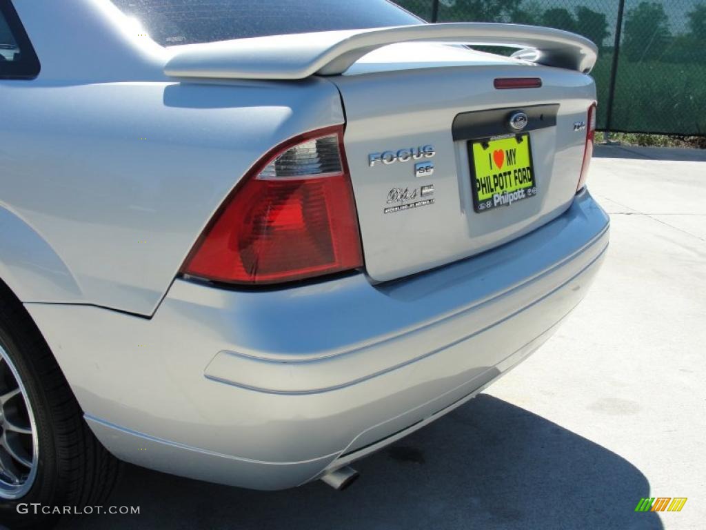 2006 Focus ZX4 SE Sedan - CD Silver Metallic / Dark Flint/Light Flint photo #28