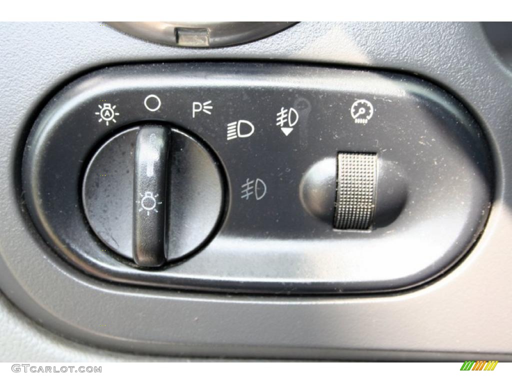 2004 Ford Expedition XLT 4x4 Controls Photo #47647429