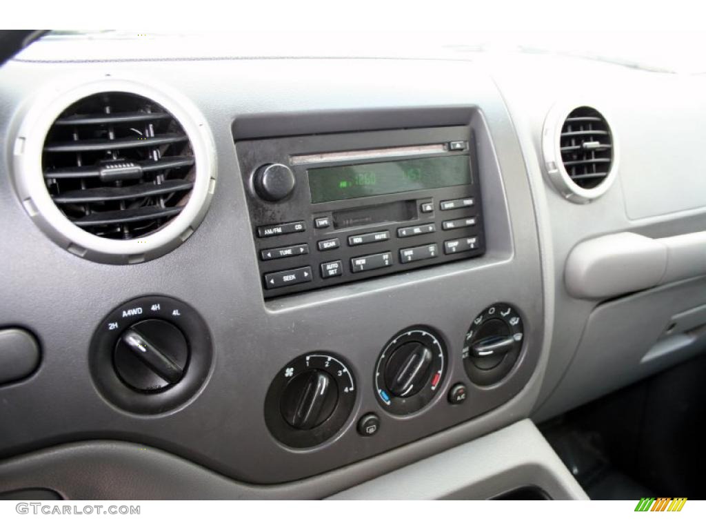 2004 Ford Expedition XLT 4x4 Controls Photo #47647519