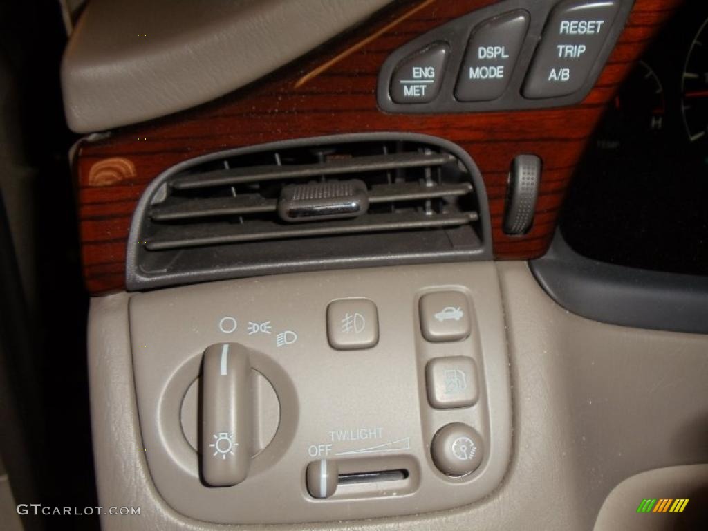 2002 Cadillac DeVille DTS Controls Photo #47647735