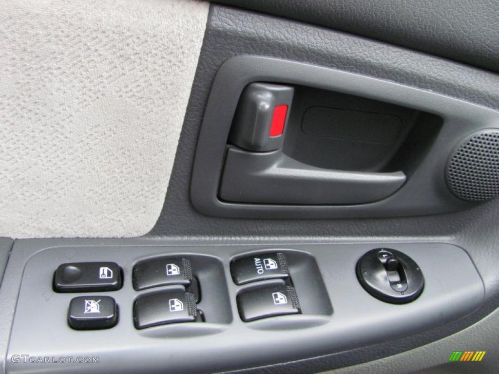 2004 Kia Spectra LX Sedan Controls Photo #47651284