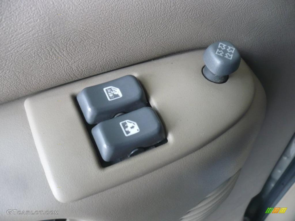 2002 Chevrolet Express 1500 LT Passenger Van Controls Photo #47651830