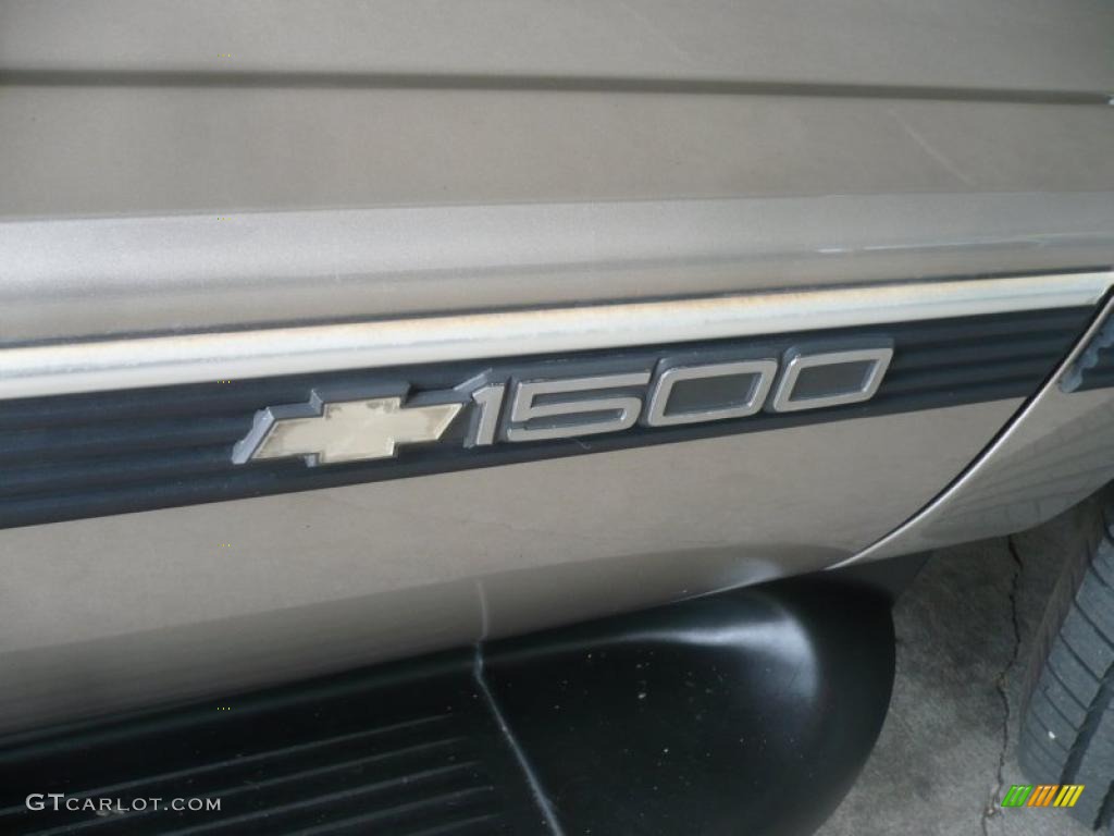 1999 Chevrolet Suburban K1500 LS 4x4 Marks and Logos Photo #47652379