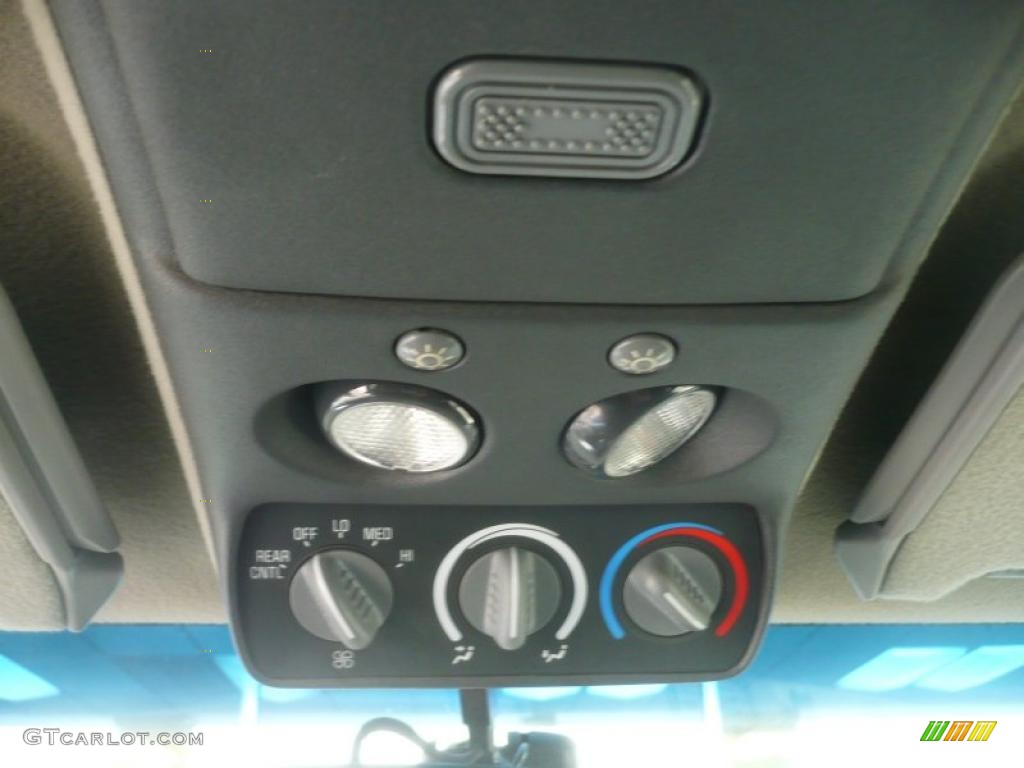 1999 Chevrolet Suburban K1500 LS 4x4 Controls Photo #47652580