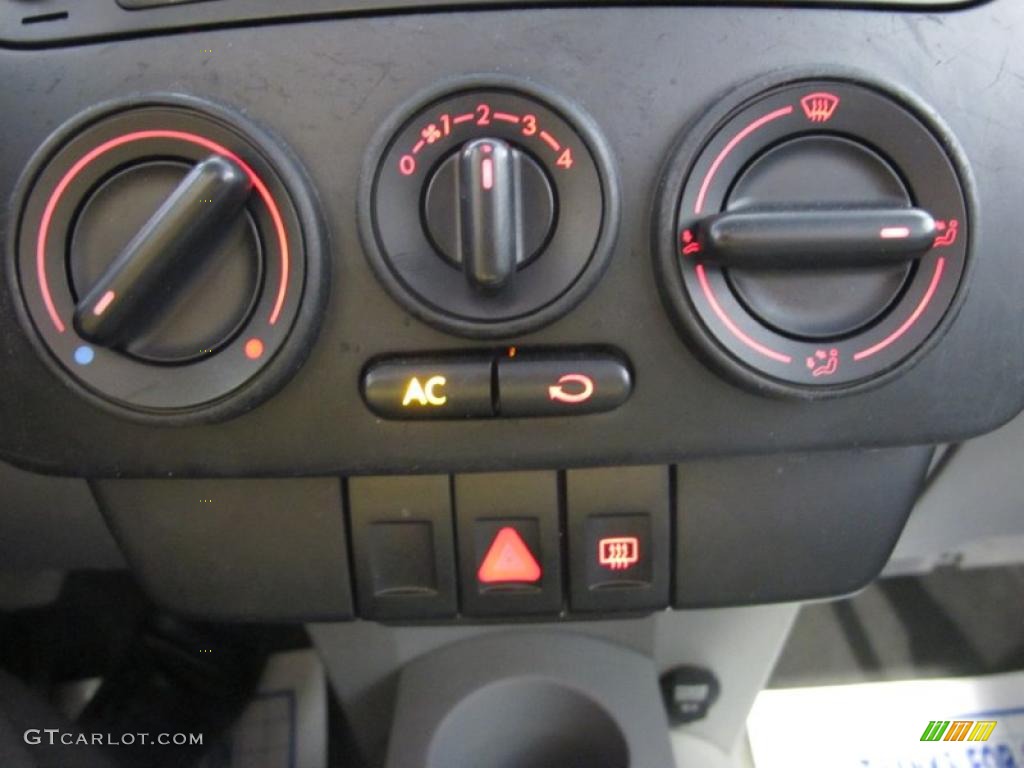 2001 Volkswagen New Beetle GLS TDI Coupe Controls Photo #47653732