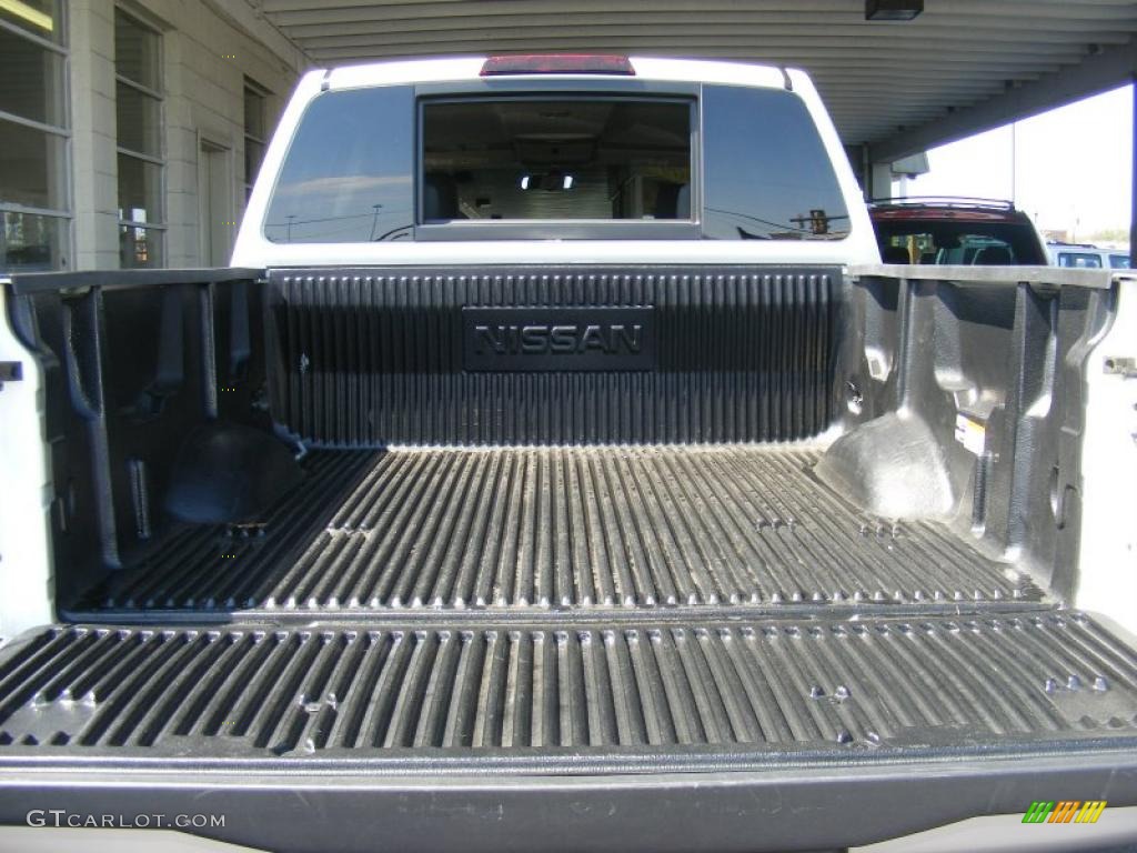 2009 Titan XE Crew Cab 4x4 - Blizzard White / Charcoal photo #24