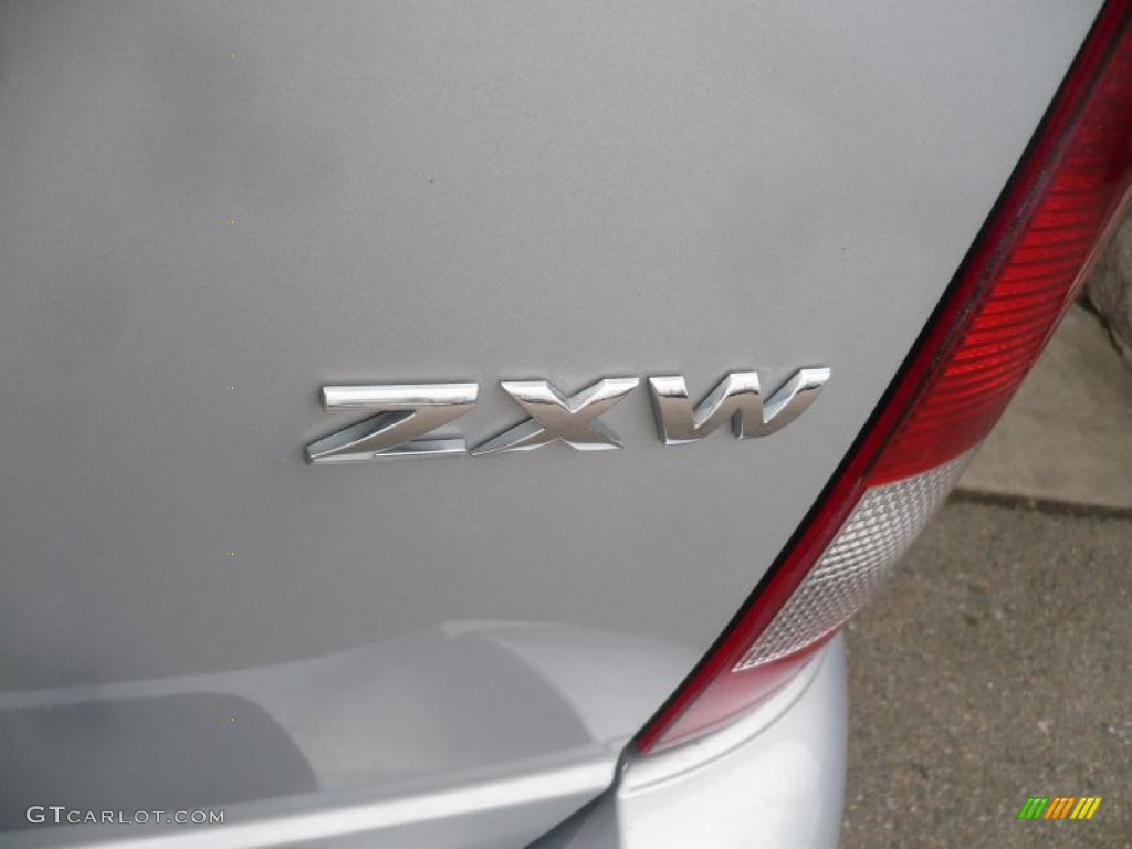 2005 Focus ZXW SE Wagon - Liquid Grey Metallic / Dark Flint/Light Flint photo #13