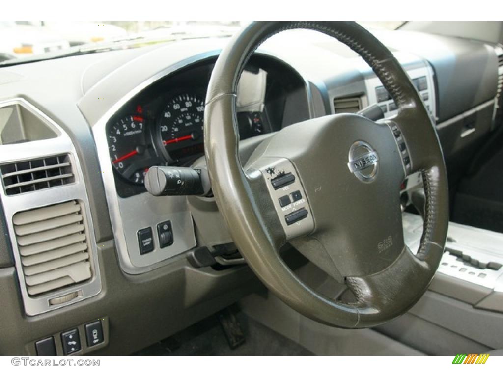 2005 Titan SE King Cab 4x4 - White / Graphite/Titanium photo #29