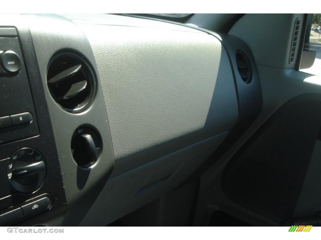 2004 F150 XL Regular Cab 4x4 - True Blue Metallic / Dark Flint photo #31