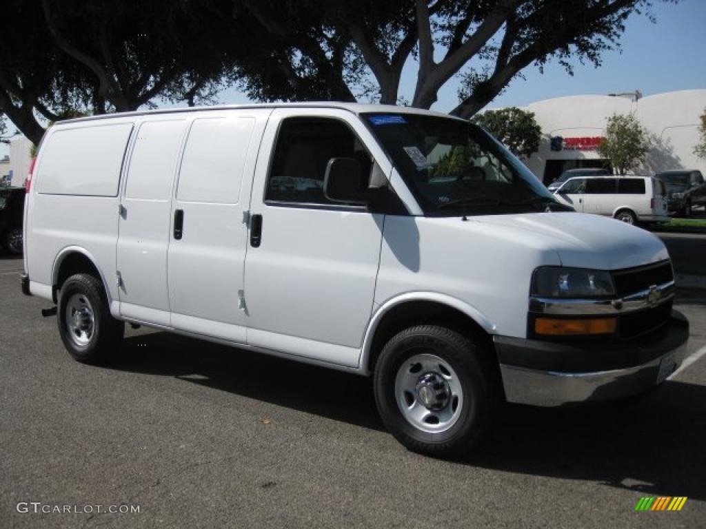 Summit White Chevrolet Express