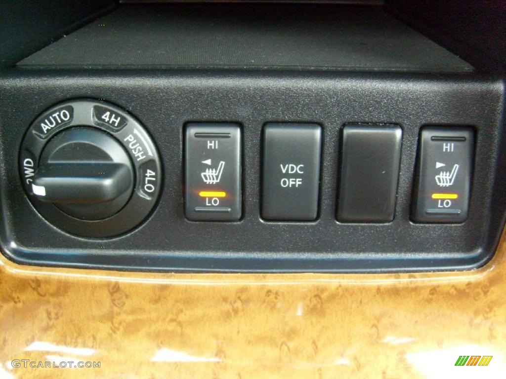 2007 Nissan Pathfinder LE 4x4 Controls Photo #47687170
