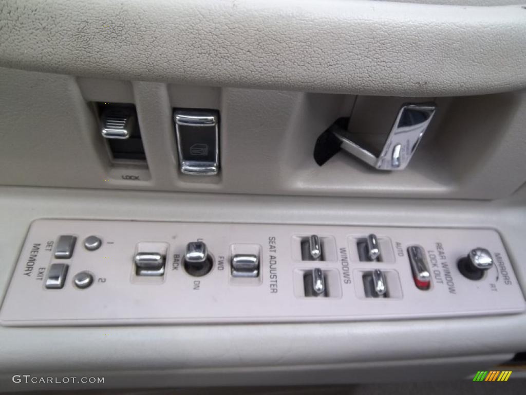 1996 Cadillac DeVille Sedan Controls Photo #47689470