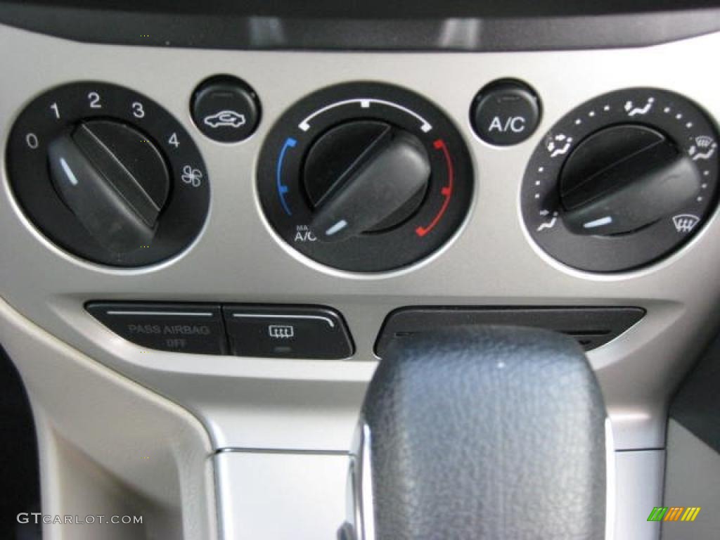 2012 Ford Focus SE 5-Door Controls Photo #47691408